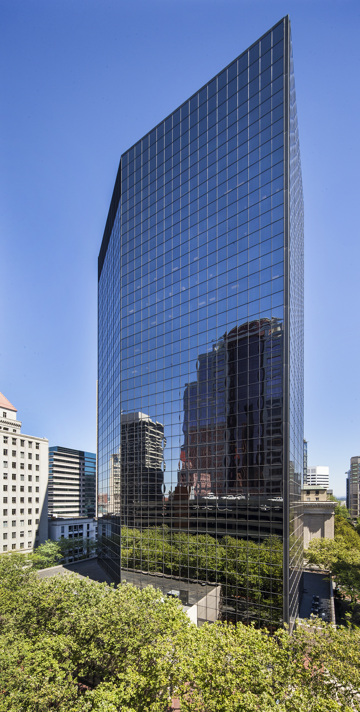 Congress Center consists of a 23-story LEED-EB Gold high-rise office tower in downtown Portland.